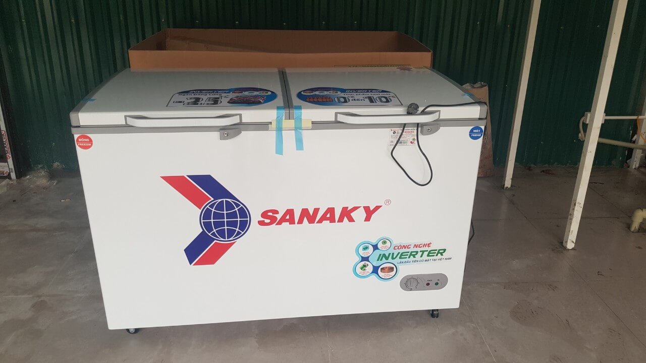 Đặc điểm nổi bật Dàn lạnh ống đồng (Làm lạnh cực nhanh) Công nghệ inverter (Siêu tiết kiệm điện) Gas R600A (Thân thiện môi trường) Trang bị giỏ đựng (Tiện dụng) Trang bị bánh xe (Dễ dàng di chuyển) Tủ đông Inverter Sanaky VH-5699W3 560 lít
