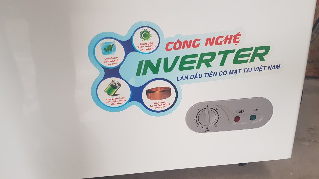 Đặc điểm nổi bật Dàn lạnh ống đồng (Làm lạnh cực nhanh) Công nghệ inverter (Siêu tiết kiệm điện) Gas R600A (Thân thiện môi trường) Trang bị giỏ đựng (Tiện dụng) Trang bị bánh xe (Dễ dàng di chuyển) Tủ đông Inverter Sanaky VH-5699W3 560 lít