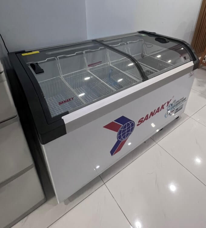 Đặc điểm nổi bật Dàn lạnh ống đồng (Làm lạnh cực nhanh) Công nghệ Inverter tiết kiệm điện Gas R134a (Thân thiện môi trường) Trang bị giỏ đựng (Tiện dụng) Trang bị bánh xe (Dễ dàng di chuyển) Tủ Đông Sanaky Inverter VH-899K3A