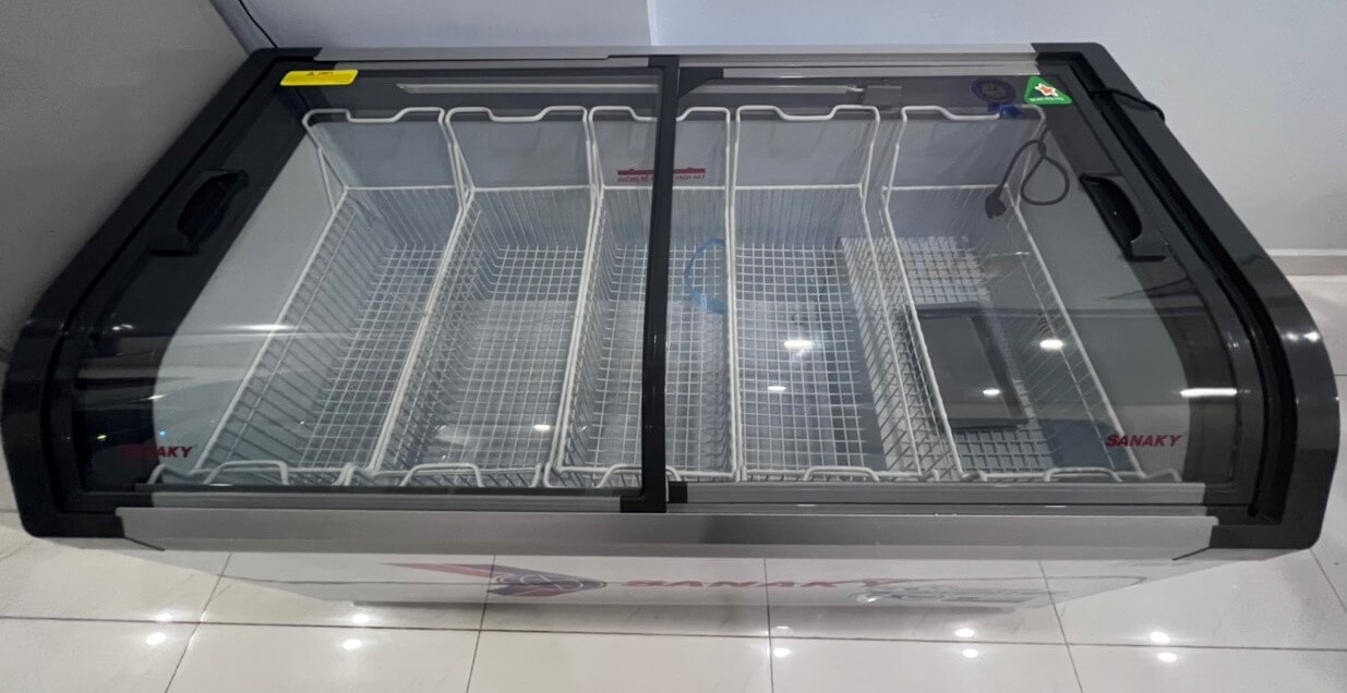 Đặc điểm nổi bật Dàn lạnh ống đồng (Làm lạnh cực nhanh) Công nghệ Inverter tiết kiệm điện Gas R134a (Thân thiện môi trường) Trang bị giỏ đựng (Tiện dụng) Trang bị bánh xe (Dễ dàng di chuyển) Tủ Đông Sanaky Inverter VH-899K3A