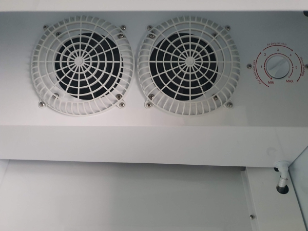 Nút điều khiển và quạt tản gió lưu thông khí lạnh trong tủ mát Sanaky VH-5089K